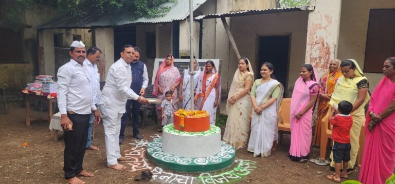 देऊळवाडे येथे स्वातंत्र्यदिनाचा जल्लोष! विद्यार्थ्यांच्या देशभक्तीपर सादरीकरणाने जिंकली उपस्थितांची मने