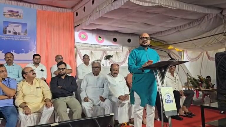 जळगाव जिल्हा दूध संघात शेतकरी प्रशिक्षण केंद्रासह स्व. जे. टी. महाजन यांच्या स्मारकाचे लोकार्पण